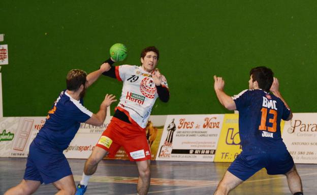 Tello se dispone a lanzar durante un partido frente al Balonmano Carabanchel.
