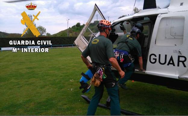 Traslado del herido al helicóptero de la Guardia Civil. /El Norte