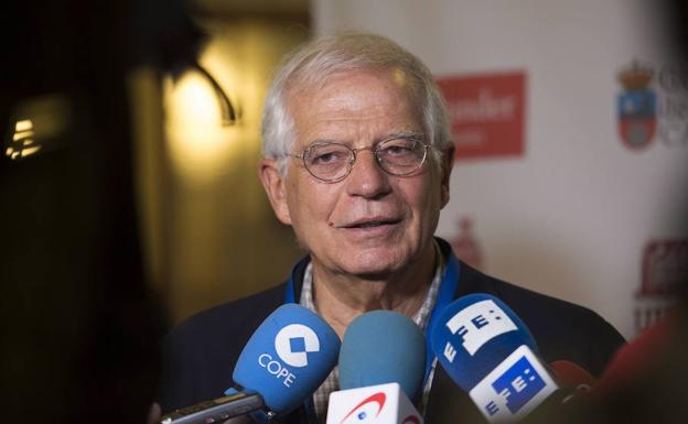 Borrell atiende a los periodistas, el mes pasado en Santander.
