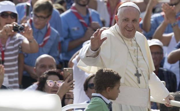 El papa Francisco saluda a sus fieles. /EFE