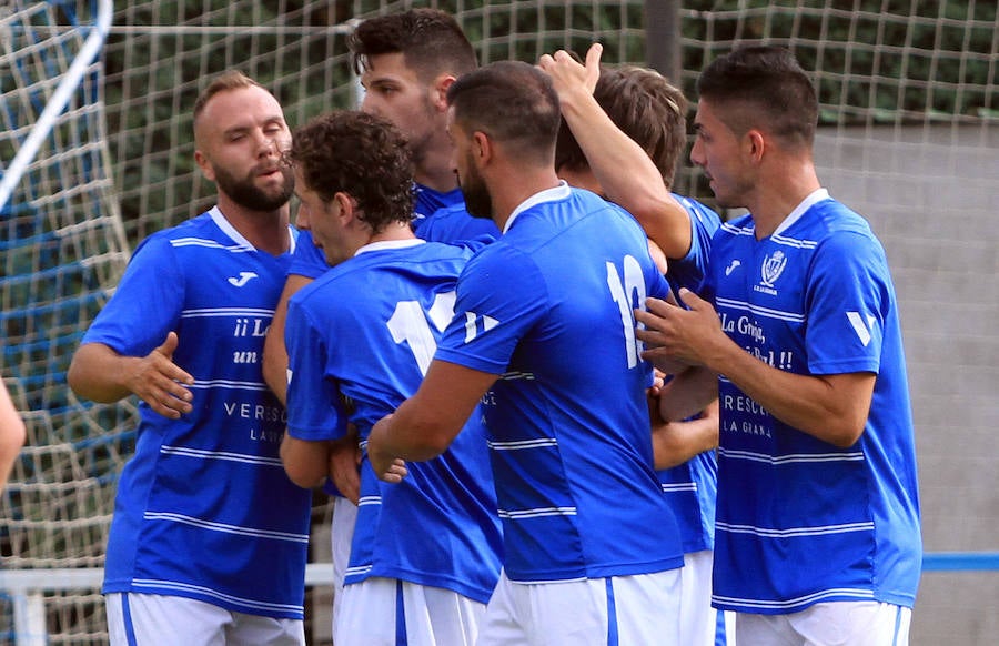 Jugadores del CD La Granja celebran un gol durante un partido de pretemporada.