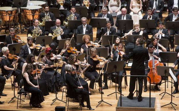 Gourlay, dirigiendo a la OSCyL en el último concierto de la pasada temporada.