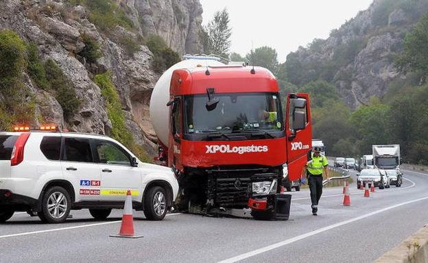 Imagen del tremendo accidente que tuvo lugar hace unos días en Pancrobo y que costó la vida a cinco personas, entre ellas tres niños.