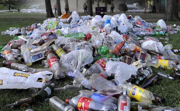 Restos de un botellón celebrado en Valladolid.