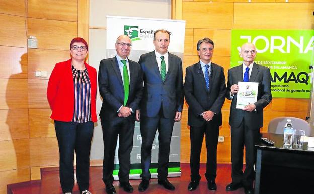 Javier Iglesias, Alberto Gurrionero, de Caja Duero, y Jorge Morro, escoltados por los autores del informe, Felisa Becerra y Francisco García.