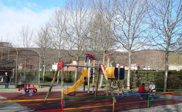 Zona recreativa infantil en el parque Fuentes Carrionas de Guardo