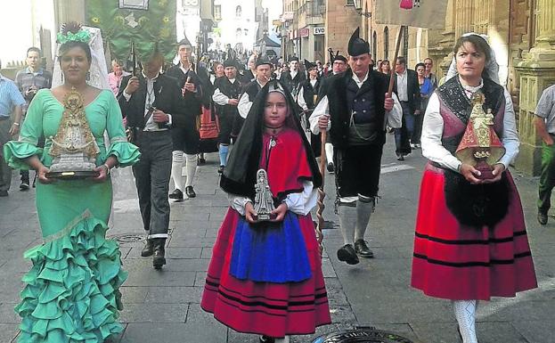 Representantes de Andalucía, Galicia y Asturias, con sus vírgenes regionales.