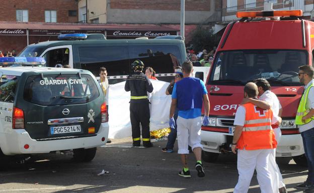 Sanitarios y agentes protegen el cuerpo de la víctima.