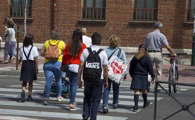Un grupo de escolares camina hacia el centro en su primer día