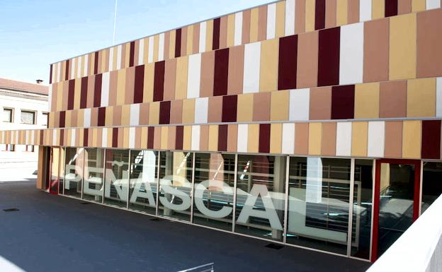 Exterior del pabellón polideportivo del colegio El Peñascal.