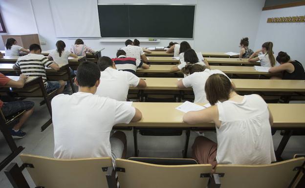 Estudiantes se examinan de las pruebas el pasado mes de junio.