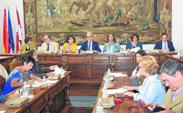 Los miembros del Consejo de Gobierno, durante su reunión en la antigua Capilla del Estudio.