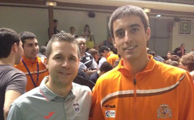Carlos Baeza (d), junto al árbitro Roberto Fernández.