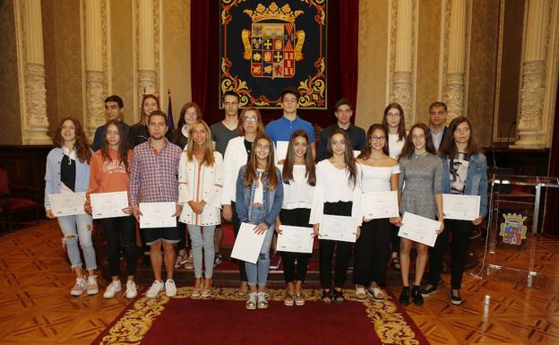 Los becados junto con los representantes institucionales.