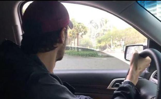 Enrique Iglesias pasea con su coche por las calles de Miami.