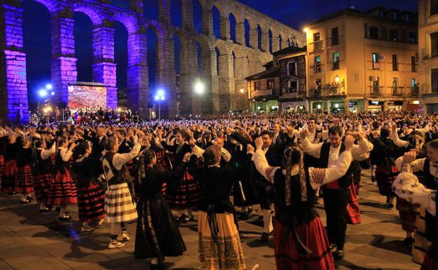 Participantes en el baile de la jota el 1 de abril.