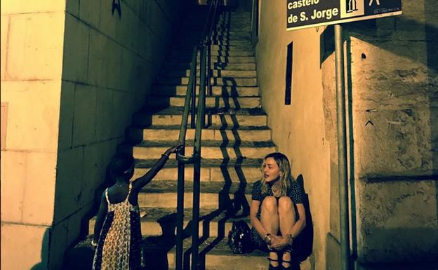 Madonna por las calles de Lisboa.