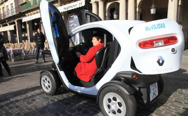 Renault Twizzy de la flota municipal, el primer vehículo cien por cien eléctrico adquirido por el Ayuntamiento.