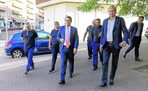 Alfonso Fernández Mañueco y el concejal de Gestión Urbana y Proximidad, Francisco Javier García, junto a varios integrantes de la Brigada Salamanca Avisa.