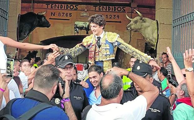Antonio Grande sale a hombros por la puerta grande de la plaza de toros de La Glorieta.
