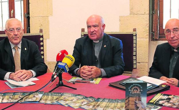 Desde la izquierda, el presidente de la cofradía de la Virgen la Fuencisla, Julio Borreguero; el vicepresidente del Cabildo, Ángel García Rivilla; y el rector del santuario de la virgen de la Fuencisla, Ángel Miguel Alonso, durante la presentación de los actos.