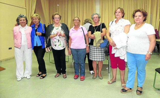 Marta Concejo, Rita Sánchez, Mili Gómez, Asunción Bartolomé, María Vegas, Modesta Arnillas y Lourdes Gaite, de izquierda a derecha, tras la asamblea.