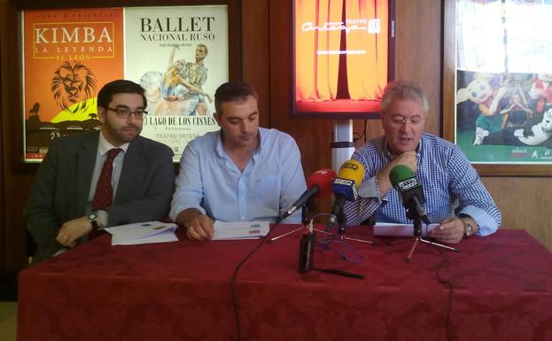 Ernesto Monsalve, director de la Orquesta Filarmónica de Valladolid, junto a Javier y Eduardo Margareto, propietarios del teatro Ortega.