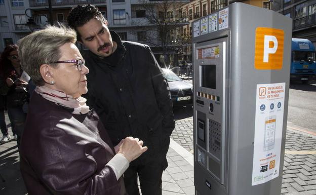 Primera usuaria del nuevo parquímetro en Valladolid.