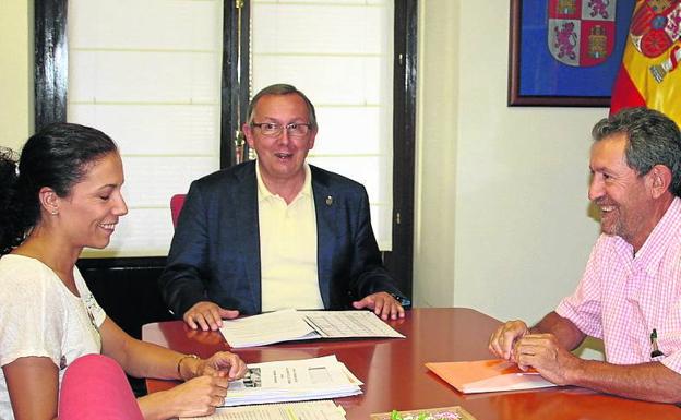 Domingo Asenjo (derecha), en una reunión en la Delegación Territorial de la Junta en Segovia.