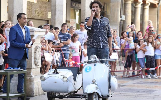 El mago Miguelillo, en la moto en la Calle Mayor durante la grabación.