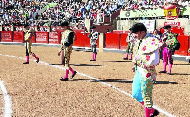 Los tres protagonistas de la tarde realizan concentrados el paseíllo en la plaza de toros de La Glorieta.