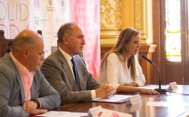 Javier Labarga, Antonio Gato y Estefanía Luyk en la presentación esta mañana