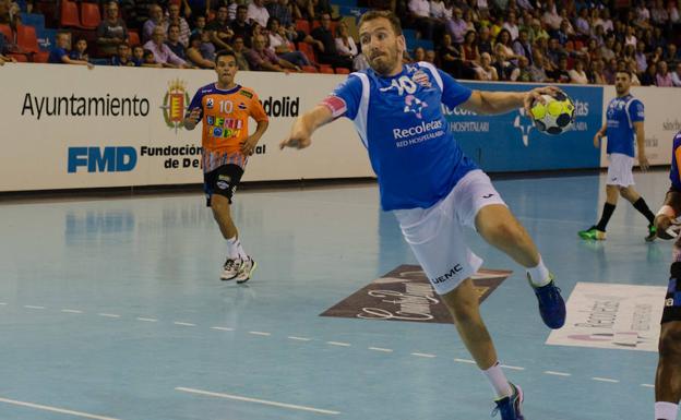 El capitán Fernando Hernández finaliza una contra ante el BM Benidorm