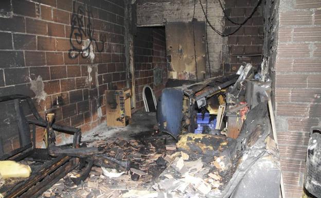 Así quedó el interior de la peña tras el incendio.