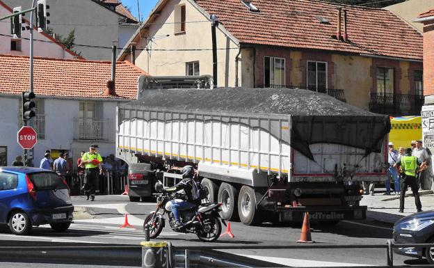 La Guardia Civil interviene en el lugar del atropello del ciclista.