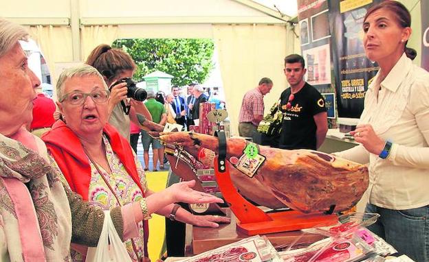 Visitantes en uno de los stands de la V Feria del Jamón.
