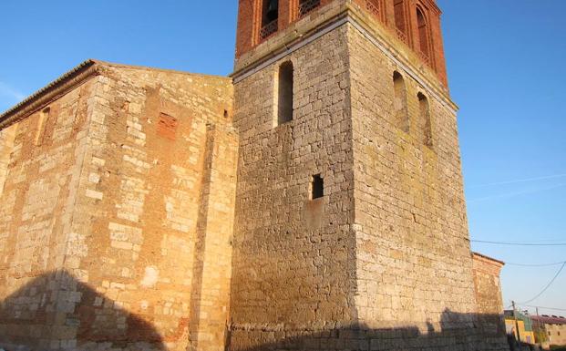 Torre de la iglesia en la que se aprecian las numerosas grietas./M. G. M.