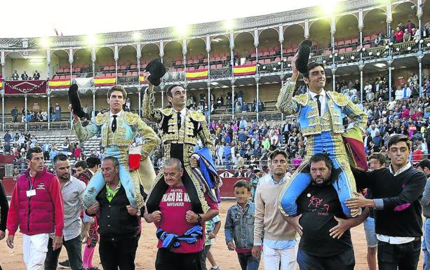 Los tres toreros, a hombros al finalizar la corrida en la plaza de toros de La Glorieta en Salamanca.