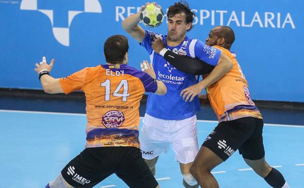 Garza y Adrián tratan de frenar a Del Arco. El Norte