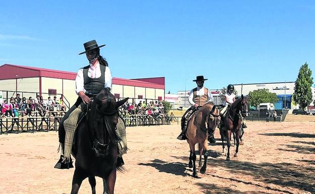Los jinetes sobre la pista en una exhibición.
