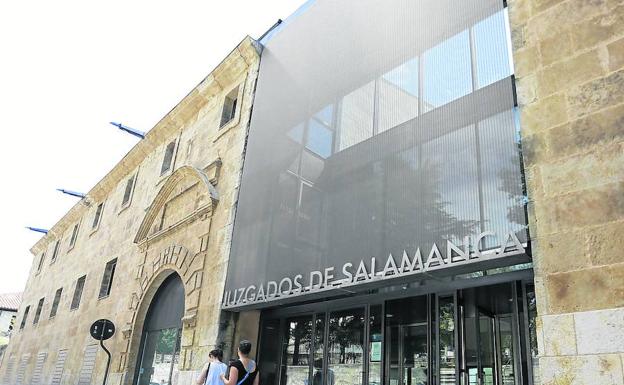 Fachada del edificio de los juzgados en la plaza de Colón de la capital salmantina.