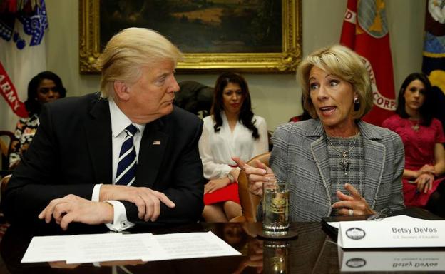 Donald Trump (i.) y Betsy DeVos (dcha.)./Reuters
