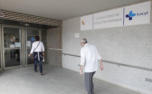 Dos personas acceden al Consultorio de Atención Primaria de La Cistérniga./A. Quintero