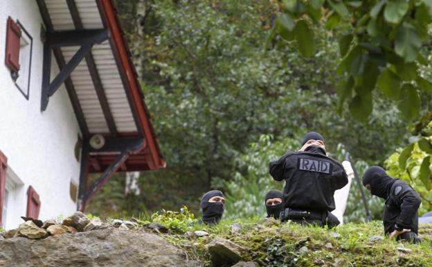 La Policía francesa, durante una operación contra ETA./Juan Herrero (Efe)