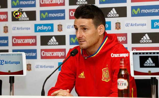 Aritz Aduriz, en una rueda de prensa con la selección. /@Sefutbol
