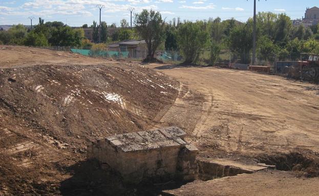 Fuente del Cañico e inicio del camino que se ha realizado sobre el cauce del antiguo canal de Macías Picavea./M. G. M.