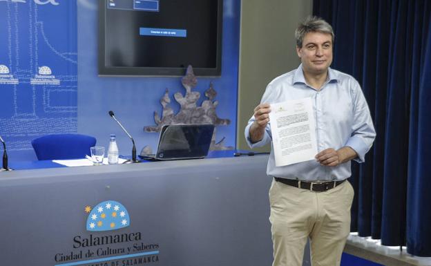 Policarpo Sánchez muestra uno documento. /EFE