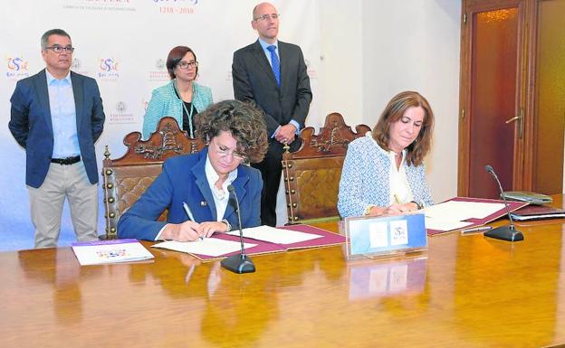 Mª Ángeles Serrano y Amparo Sánchez firman el convenio, acompañadas por Lorenzo Rivarés, Rosario Martín Ruano y Luis González. /USAL