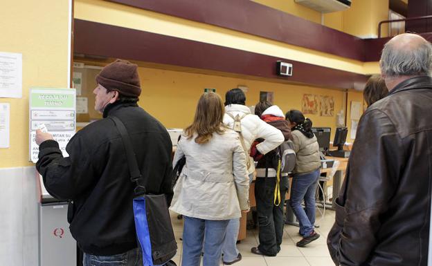 Desempleados en una oficina del servicio público de Empleo./HENAR SASTRE