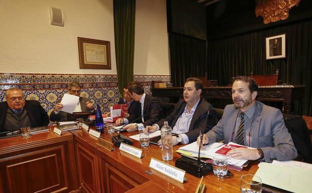 Benjamín Crespo, presidente de la Camara de Comercio, segundo por la derecha, durante un pleno./Laya